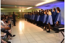 Apresentação do Coral da PUC-Rio, no Salão da Pastoral. Fotógrafo Antônio Albuquerque. Acervo Núcleo de Memória.