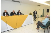Dom Orani acompanha a apresentação do Prof. Pe. Leonardo Agostini Fernandes, diretor do Departamento de Teologia. Fotógrafo Antônio Albuquerque. Acervo Núcleo de Memória.