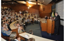 Fala do Reitor Prof. Pe. Josafá S.J., no Auditório do RDC. Fotógrafo Antônio Albuquerque. Acervo Núcleo de Memória.