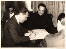 O Reitor Pe. Laércio Dias de Moura S.J. e o presidente do BNDE, Jayme Magrassi de Sá.