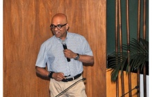 O Prof. Selvadurai em sua palestra no Auditório do RDC. Fotógrafa Gabriela Doria. Acervo Projeto Comunicar.