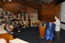 Aula do prof. Sidnei Paciornik, no auditório do RDC. Fotógrafo Antônio Albuquerque.
