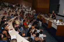 Aula da Profa. Raquel Rolnik para o auditório do RDC lotado. Fotógrafo Antônio Albuquerque.