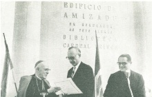 O Embaixador Erhenfried von Holleben, da Alemanha, quando recebia o diploma e a medalha Cardeal Leme, por ocasião da Benção do Edifício da Amizade e Biblioteca Cardeal Frings.