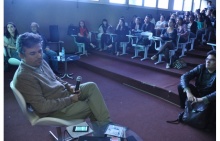 O debate foi realizado na sala F400, com a participação de Marcelo Lins (GloboNews). Fotógrafo Antônio Albuquerque. Acervo Núcleo de Memória.