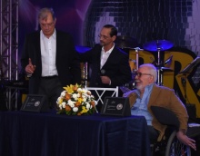 Os professores homenageados, Arndt von Staa e Carlos Lucena, e, ao centro, o diretor do Departamento, Prof. Hugo Fuks. Fotógrafo Antônio Albuquerque.