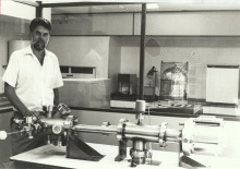 O Professor Ênio Frota ao lado do espectrômetro de massa.