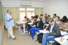 O Prof. Fernando Rosas na abertura do Curso, realizado na sala L581. Fotógrafo Antônio Albuquerque. Acervo do Núcleo de Memória.