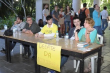 Mesa com debatedores nos pilotis da Ala Kennedy. Fotógrafo Antônio Albuquerque. Acervo do Núcleo de Memória.