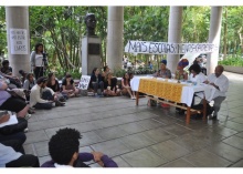 Mesa com Elizabeth Guimarães (Rede Fale), Milena Manfredini (Coletivo Nuvem Negra), professores Thulla Pires (JUR) e Jorge da Silva (UERJ), nos pilotis da Ala Kennedy. Fotógrafo Antônio Albuquerque. Acervo Núcleo de Memória.
