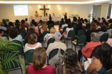 As profas. Zaia Brandão, Vera Candau e Marisa Vorraber na mesa-redonda realizada no Salão da Pastoral. Fotógrafo Antônio Albuquerque. Acervo do Núcleo de Memória.