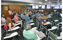 Os professores que concluíram o curso, na sala F300. Fotógrafo Antônio Albuquerque. Acervo Núcleo de Memória.