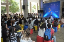 Uma das palestras, realizadas nos pilotis do Edifício da Amizade. Fotógrafo Antônio Albuquerque. Acervo Núcleo de Memória.