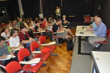 Os professores Cesar Romero Jacob e José Eudes Alencar no encontro na sala K102. Fotógrafo Antônio Albuquerque. Acervo do Núcleo de Memória.
