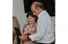 O escritor Affonso Romano de Sant'Anna entrega o prêmio a Margareth Marinho. Evento realizado na Sala de Reuniões do Decanato do CTC. Fotógrafa Gabriela Doria. Acervo Projeto Comunicar.