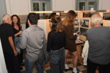 Espaço expositivo na sala circular do térreo do Solar Grandjean de Montigny. Fotógrafo Antônio Albuquerque.