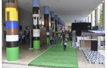 Pilotis do Edifício da Amizade ocupado pela exposição. Fotógrafo Antônio Albuquerque. Acervo Núcleo de Memória.