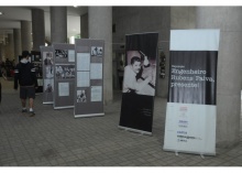 A exposição foi montada nos pilotis do Edifício Cardeal Leme. Fotógrafo Antônio Albuquerque. Acervo Núcleo de Memória.