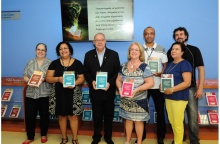 O Reitor Pe. Josafá S.J., a diretora da DBD, Sra. Dolores Rodriguez Perez e funcionários da DBD com volumes da obra do Padre Antonio Vieira. Fotógrafo Antônio Albuquerque. Acervo Núcleo de Memória.