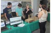 Apresentação dos projetos, nos pilotis do Edifício Cardeal Leme. Fotógrafo Antônio Albuquerque. Acervo Núcleo de Memória.