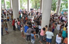Todos se divertiram em diversos espaços do campus. Na Ala Kennedy, show de música. Fotógrafo Antônio Albuquerque. Acervo Núcleo de Memória.