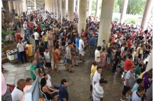 Momento do sorteio dos brindes, nos pilotis do Edifício da Amizade. Fotógrafo Antônio Albuquerque. Acervo Núcleo de Memória.