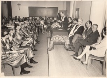 Formatura da primeira turma, com presença do reitor Pe. Laércio S.J. e dos professores Pe. Röser S.J. e Pierre Lucie.
