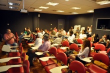 O Prof. Miguel Pereira (COM) e participantes do curso. Fotógrafa Cynthia Salles. Acervo do Projeto Coomunicar.