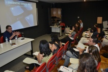 O Prof. Everardo Rocha na abertura do evento, na sala K102. Fotógrafo Antônio Albuquerque. Acervo do Núcleo de Memória.