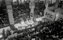 Desfile nos pilotis. Fotógrafo Antônio Albuquerque.