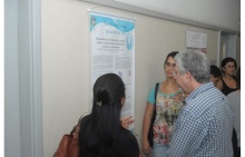 Apresentação dos pôsteres no corredor do 2º andar do Ed. Cardeal Leme. Fotógrafo Antônio Albuquerque. Acervo Núcleo de Memória.