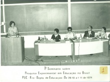 A profa. Vera Candau e o Padre Antonius Benkö S.J. em uma mesa do Seminário. Fotógrafo Antônio Albuquerque.