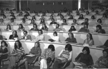 Na segunda fila, as escritoras Marina Colasanti, Clarice Lispector e Nélida Piñon. Na terceira fila, o prof. Luiz Costa Lima (HIS). Fotógrafo Antônio Albuquerque.