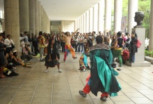 Apresentação do grupo Tá na Rua nos pilotis da Ala Kennedy. Fotógrafa Helena Petry. Acervo do Projeto Comunicar.