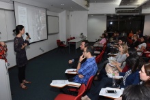 A profa. Larissa Rosa Correa (HIS), na abertura do evento. Fotógrafo Antônio Albuquerque. Acervo Núcleo de Memória.
