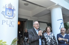 O Reitor Padre Josafá Carlos de Siqueira, S.J. na abertura da exposição.