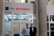 Romeu Domingues (DASA) e o Reitor prof. Pe. Josafá Carlos de Siqueira S.J. na inauguração do laboratório.