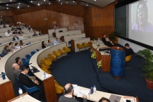 Mesa de abertura, com Dom Joel Portela e, na projeção, Sônia Gomes de Oliveira. Auditório do RDC. Fotógrafo Antônio Albuquerque.