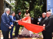 Descerramento do busto em homenagem ao Cardeal Dom Sebastião Leme, com a presença do ex-Reitor pe. Josafá Carlos de Siqueira S.J., do pe. Roberto Barros S.J., do Reitor pe. Anderson S.J. e do Cardeal Dom Orani Tempesta. Fotógrafo Antônio Albuquerque.