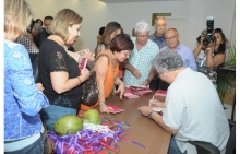 O Prof. Sergio Bruni autografa seu livro durante o evento. Fotógrafo Antônio Albuquerque. Acervo Núcleo de Memória.