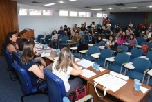 Mesa com debatedores e plateia, no auditório B8. Fotógrafo Antônio Albuquerque.
