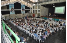 Recepção aos novos alunos e apresentação sobre a Universidade, realizada no Ginásio Poliesportivo. Fotógrafo Matheus Targuêta. Acervo Núcleo de Memória.