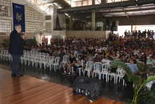 Apresentação do Reitor Pe. Josafá S.J. no Ginásio Poliesportivo. Fotógrafo Antônio Albuquerque.