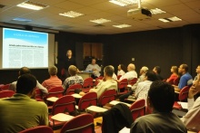 Palestra com a Profa. Lilian Saback (COM) e o Prof. Miguel Pereira (COM) na sala K102. Fotógrafa Flavia Espíndola. Acervo do Projeto Comunicar.