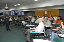 Aula do Prof. Gumbrecht na sala F300. Fotógrafo Antônio Albuquerque. Acervo do Núcleo de Memória.