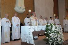 Concelebrando a cerimônia com Dom Orani estavam, entre outros, o Prof. Pe. Pedro Guimarães Ferreira S.J., o Reitor Prof. Pe. Josafá Carlos de Siqueira S.J., o Pe. Jesus Hortal S.J., e o Pe. Amarillo Checon S.J. Fotógrafo Antônio Albuquerque. Acervo do Núcleo de Memória.