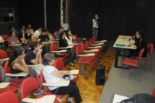 Debate após a exibição dos curtas na sala K102, 15/4/2013. Fotógrafo Antônio Albuquerque. Acervo do Núcleo de Memória.