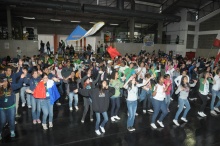 Participantes do Movimento Eucarístico Jovem no Ginásio Pe. Ormindo Sodré Viveiros de Castro S.J. Fotógrafo Antônio Albuquerque. Acervo do Núcleo de Memória.