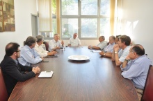 Na cabeceira da mesa o Reitor Prof. Padre Josafá Carlos de Siqueira S.J. e à sua direita o Padre Mieczyslaw Smyda S.J. Fotógrafo Weiler Filho. Acervo do Projeto Comunicar.