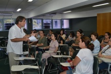 O Prof. Teun A. van Dijk na palestra realizada no Auditório F300. Fotógrafo Antônio Albuquerque. Acervo do Núcleo de Memória.